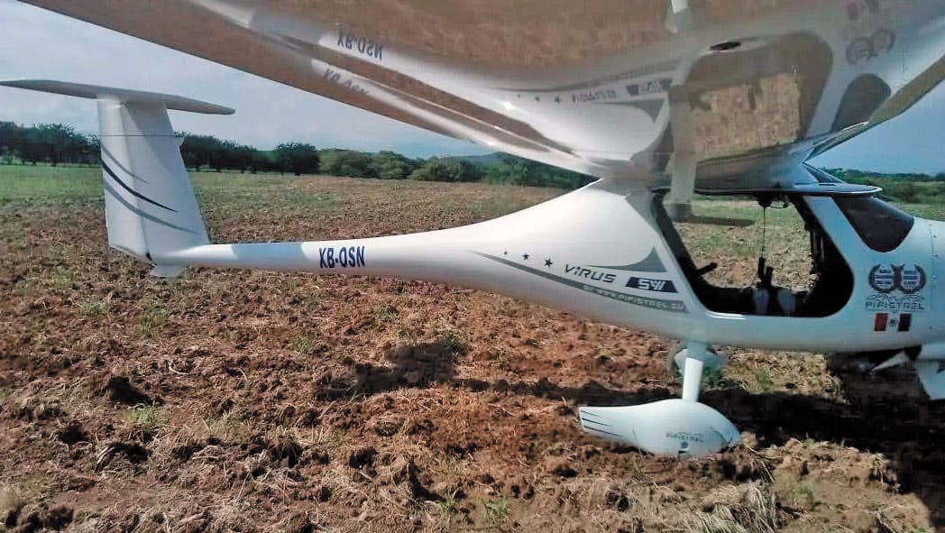 Un ultraligero del club Albatros tuvo un aterrizaje de emergencia en Amacuzac, luego de que la aeronave fuera golpeada por un ave. No hubo heridos.
