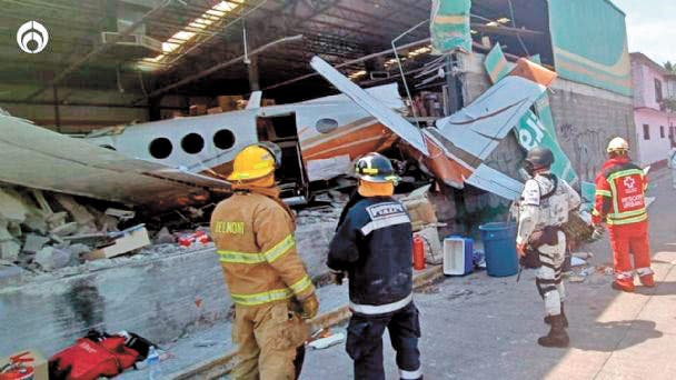 Tres personas murieron luego de que la avioneta en la que viajaban se impactara contra una tienda bodega Aurrera de la colonia Azteca de Temixco Morelos