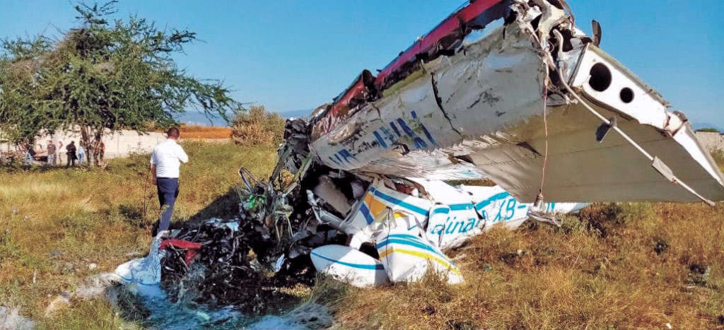 Un instructor de vuelo y su copiloto murieron tras el desplome de una avioneta Cesna en un predio cerca del aeropuerto Mariano Matamoros, de Temixco. 