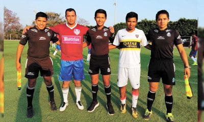 Los capitanes y los árbitros Aldair Vilchis, Samuel Ramírez y Marco Martínez.