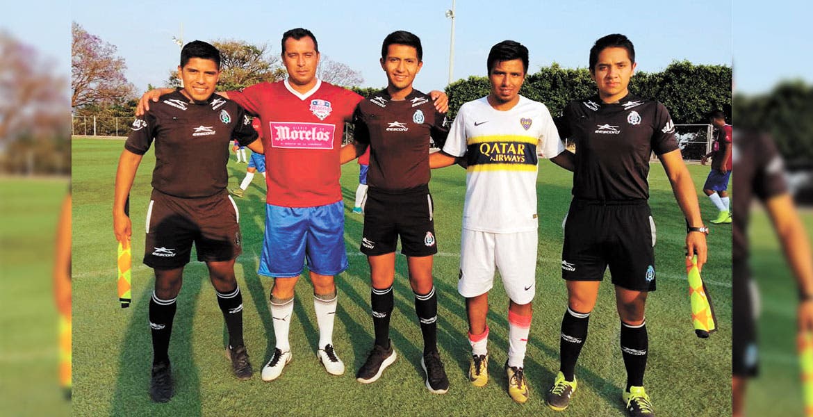 Los capitanes y los árbitros Aldair Vilchis, Samuel Ramírez y Marco Martínez.