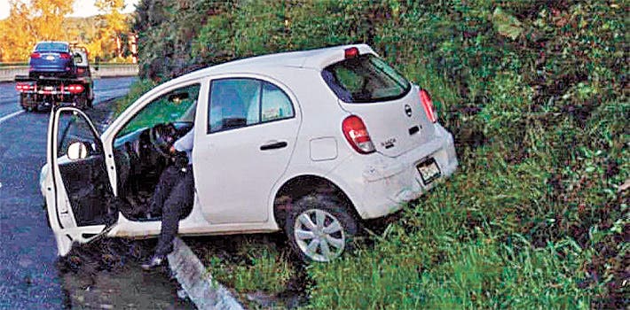 Acaba auto sobre un montículo de tierra, tras salirse del camino en Huitzilac