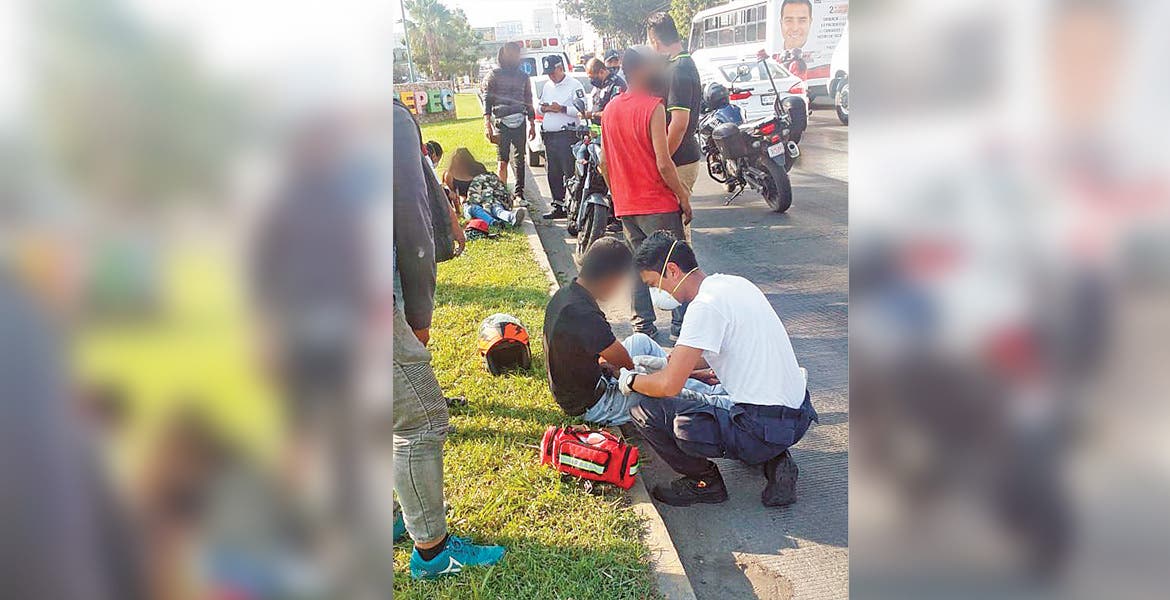 Derrapan y acaban 3 motociclistas heridos en Jiutepec