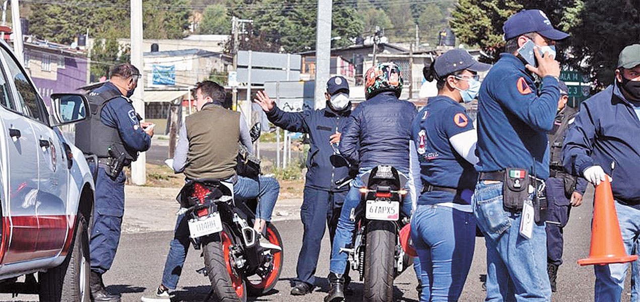 En Tres Marías. Grupos de motociclistas, aparentemente de la CDMX, incrementan el riesgo de contagiarse de COVID al reunirse en alto número en algunos puntos de la entidad, como en Huitzilac.