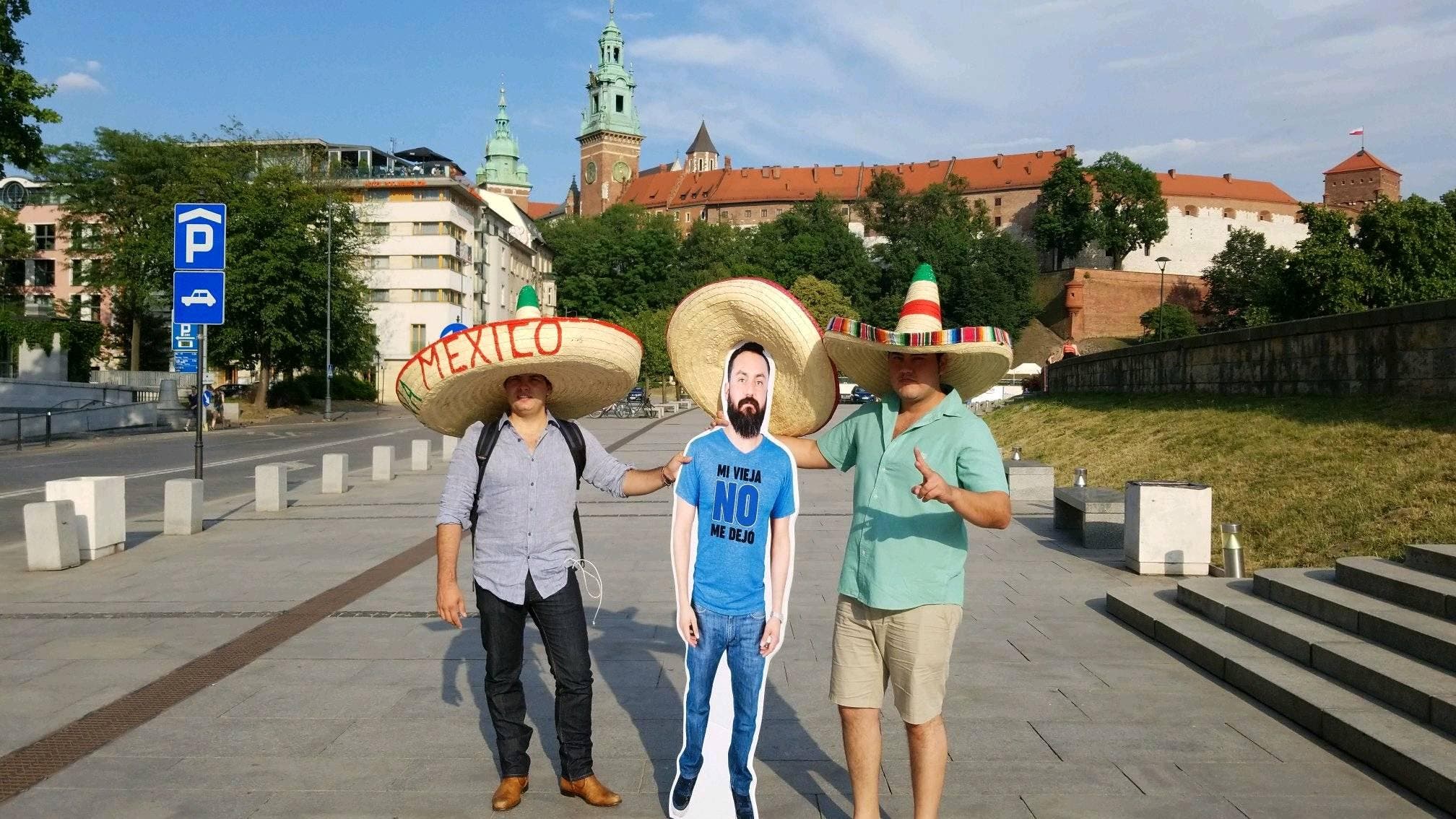 друзья взяли картонного друга. коробочка данбо. картонный болельщик из мексики. человек с коробкой. картонный друг.