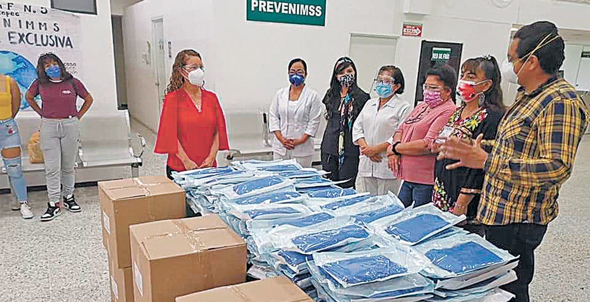 Ayuda. Rosalina Mazari Espín entregó 300 batas quirúrgicas especializadas a los médicos, enfermeras y personal del IMSS de Zacatepec.