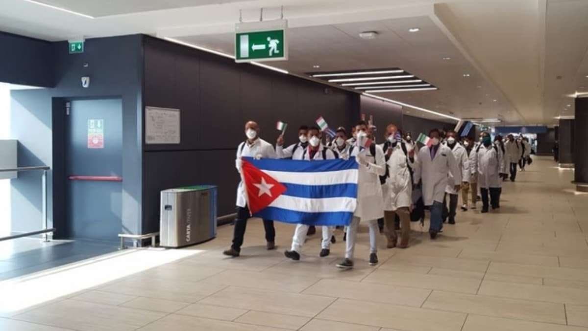 Así recibe Italia a médicos cubanos que...