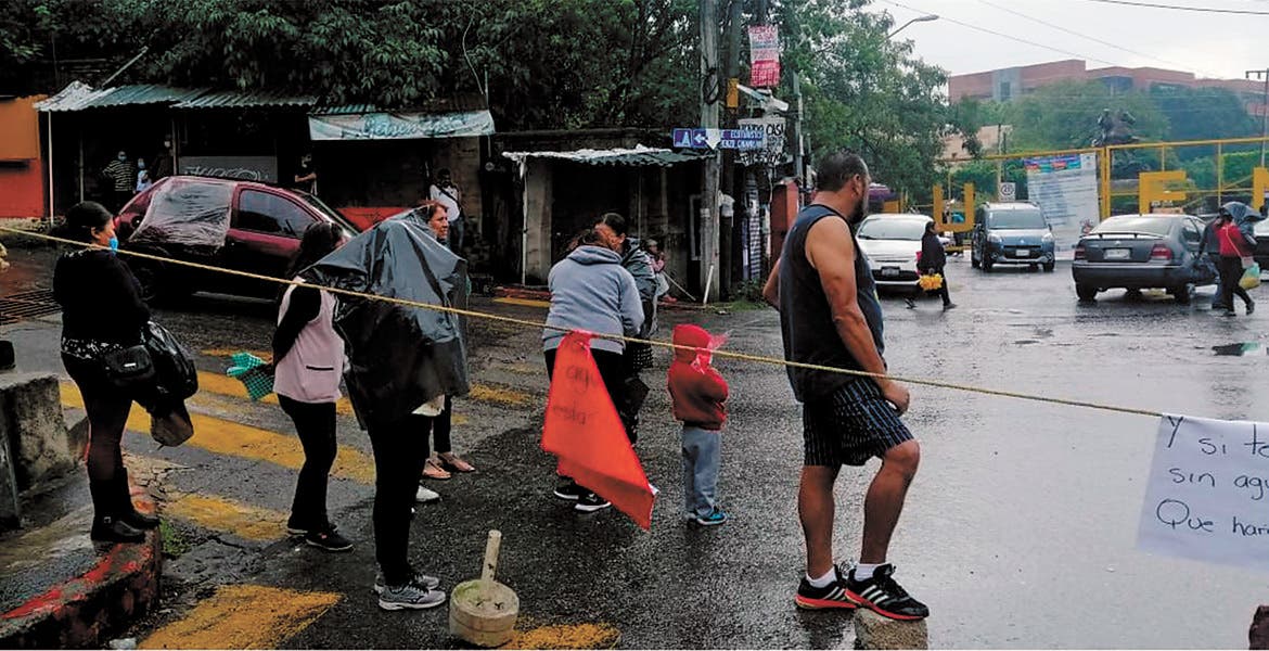 Bloqueo. Vecinos del norte de Cuernavaca se manifestaron por la falta del vital líquido. Autoridades atendieron a los afectados.