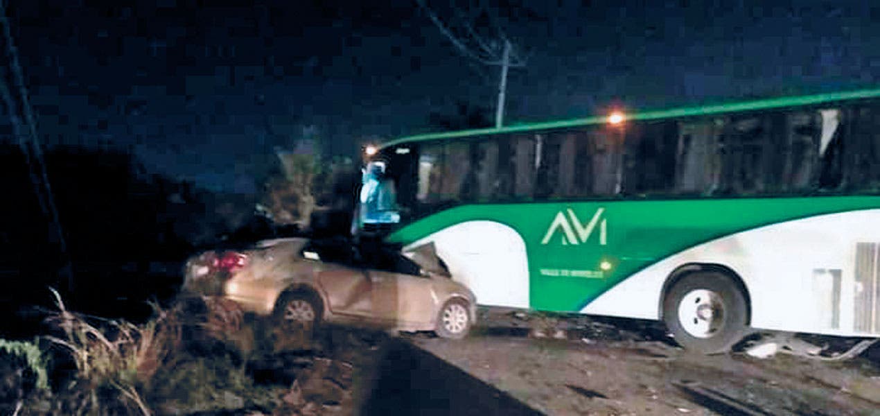 Muere conductor al chocar con autobús de pasajeros en Tlaltizapán
