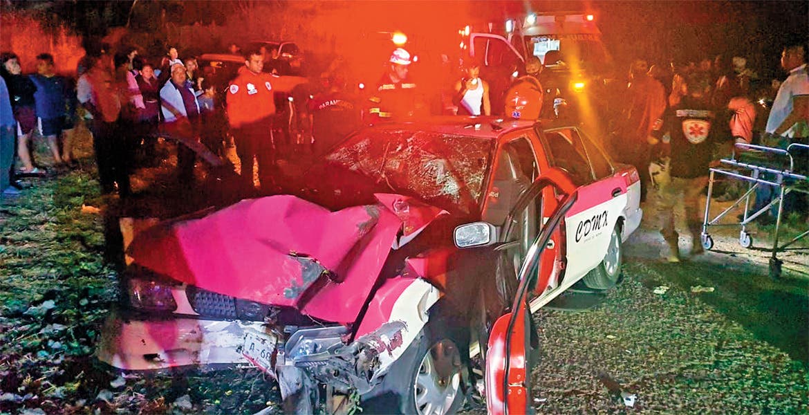 Resultan 5 lesionados en accidente en Ayala