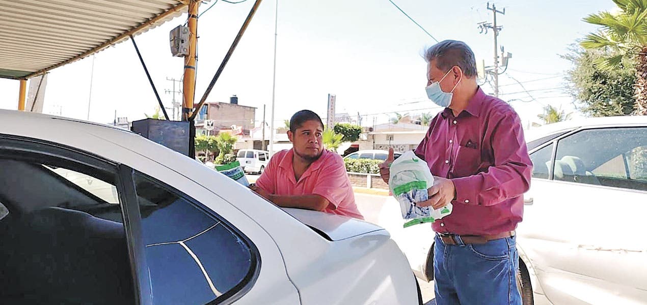 Hermilo, con taxistas de Morelos