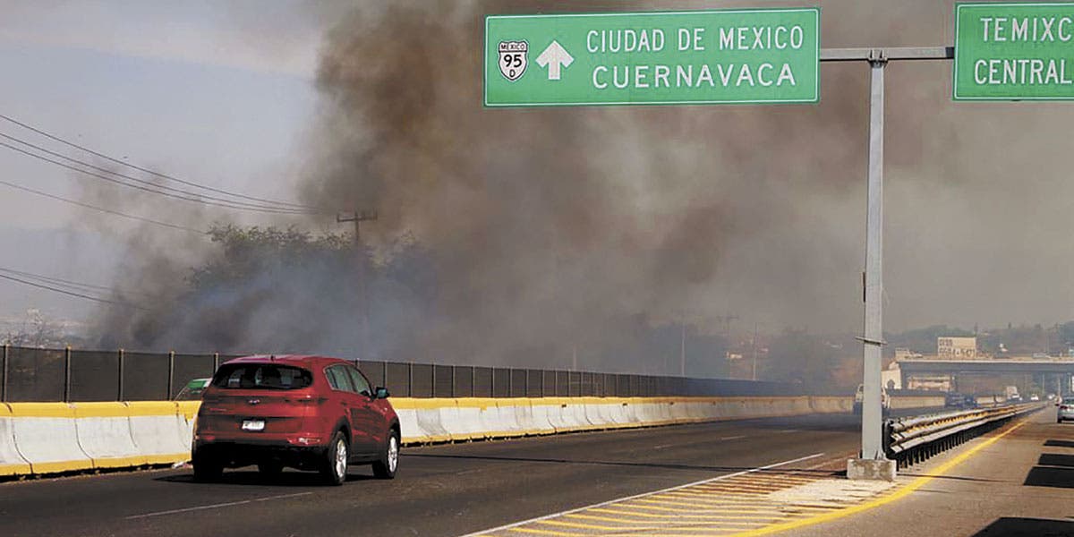 Fuego cerca de la pista Cuernavaca-Acapulco