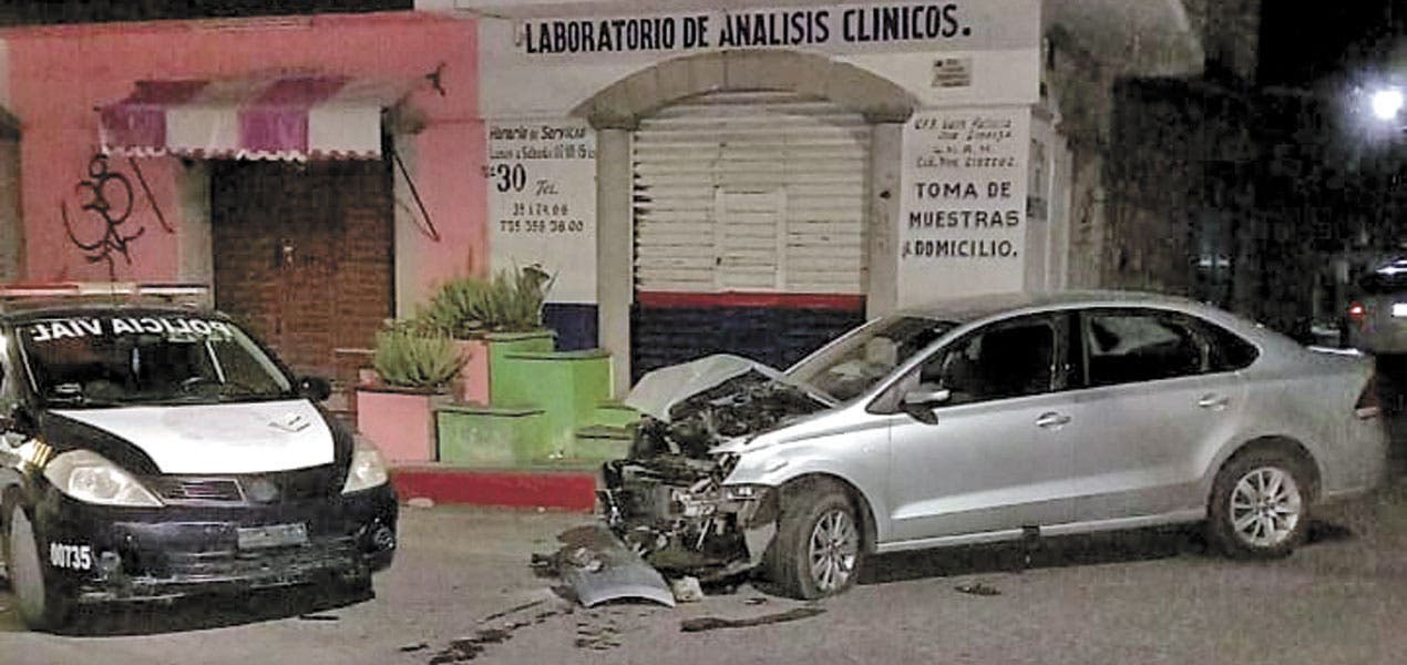 Abandonan auto tras accidente en Ayala