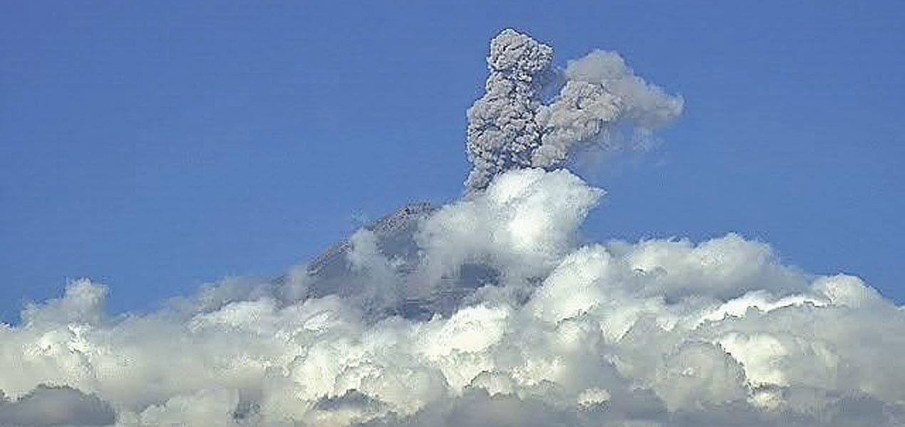 Emite Popocatépetl fumarolas de agua y gases