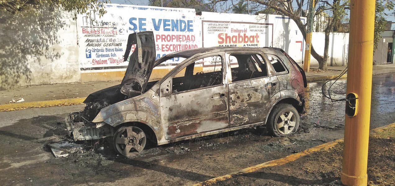 Pierde auto en incendio Pierde auto en incendio