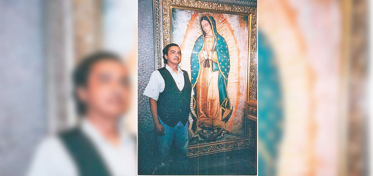 El autor junto a una de las imágenes de la Virgen de Guadalupe. El autor junto a una de las imágenes de la Virgen de Guadalupe.