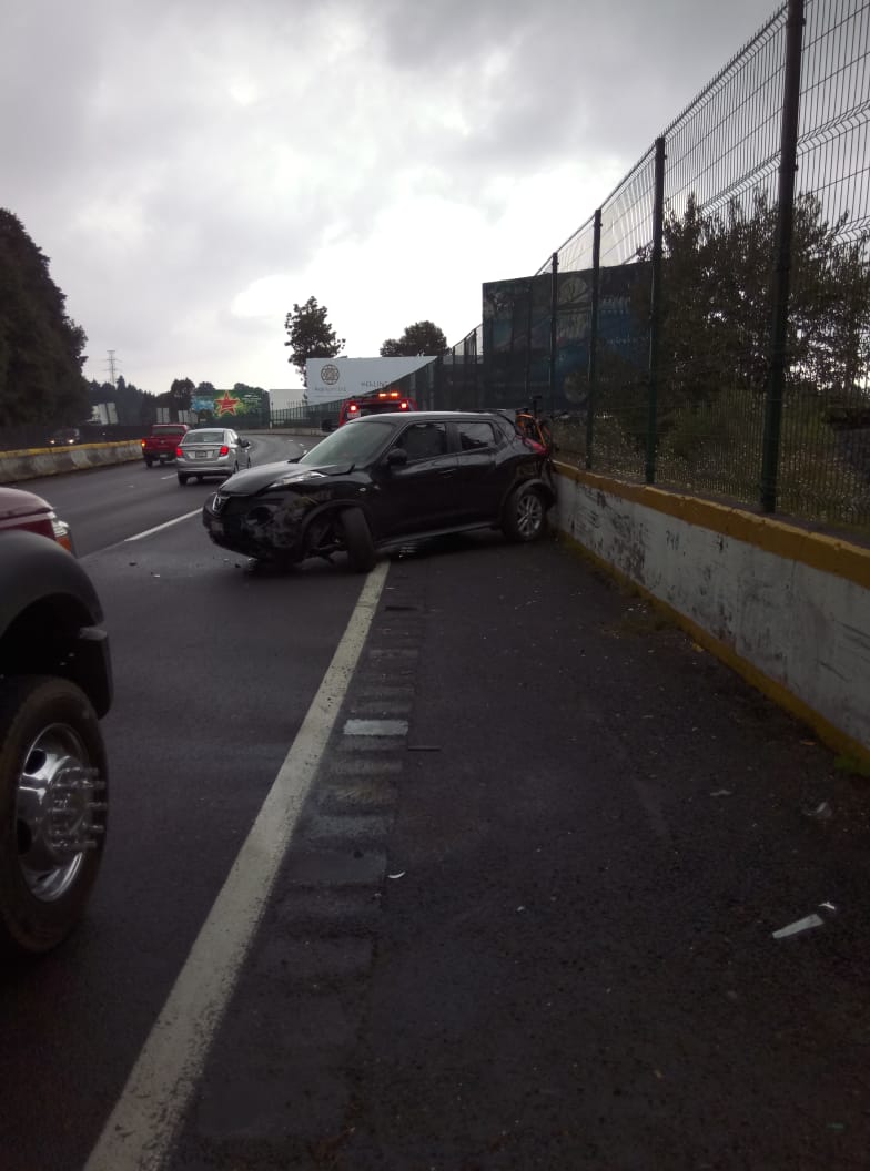 Choca camioneta contra muro en Tres Marías