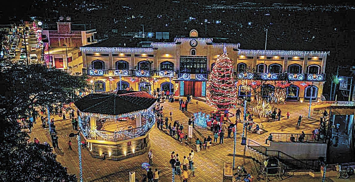 Se lucen en Ayala con monumental árbol navideño