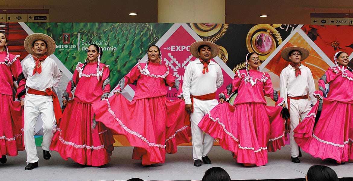 El Ballet Folklórico Huehuecóyotl se presentó en Galerías Cuernavaca Diario de Morelos