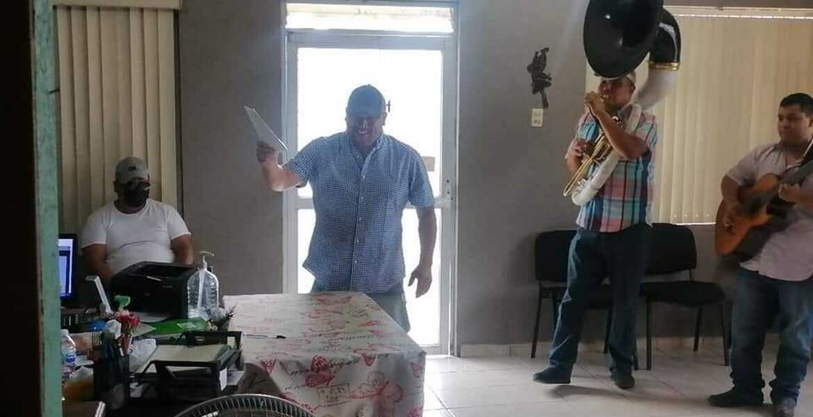 Tras divorciarse de su mujer, hombre celebra con banda en el Registro Civil - Vimarsana News