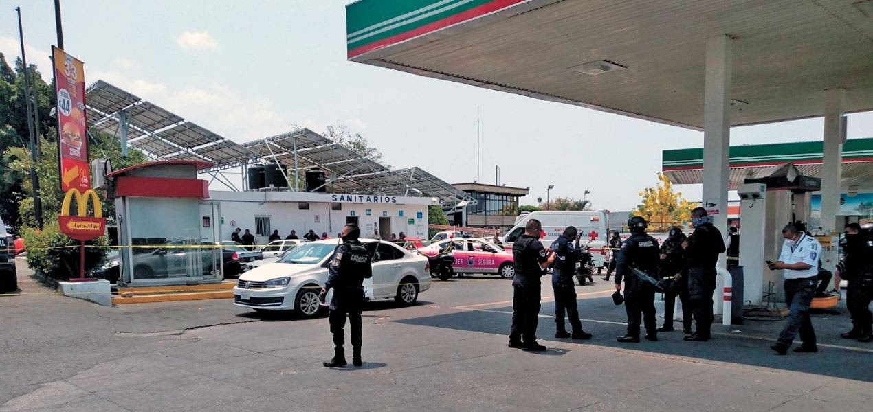 Dejan gravemente herido a conductor en gasolinería de Cuernavaca