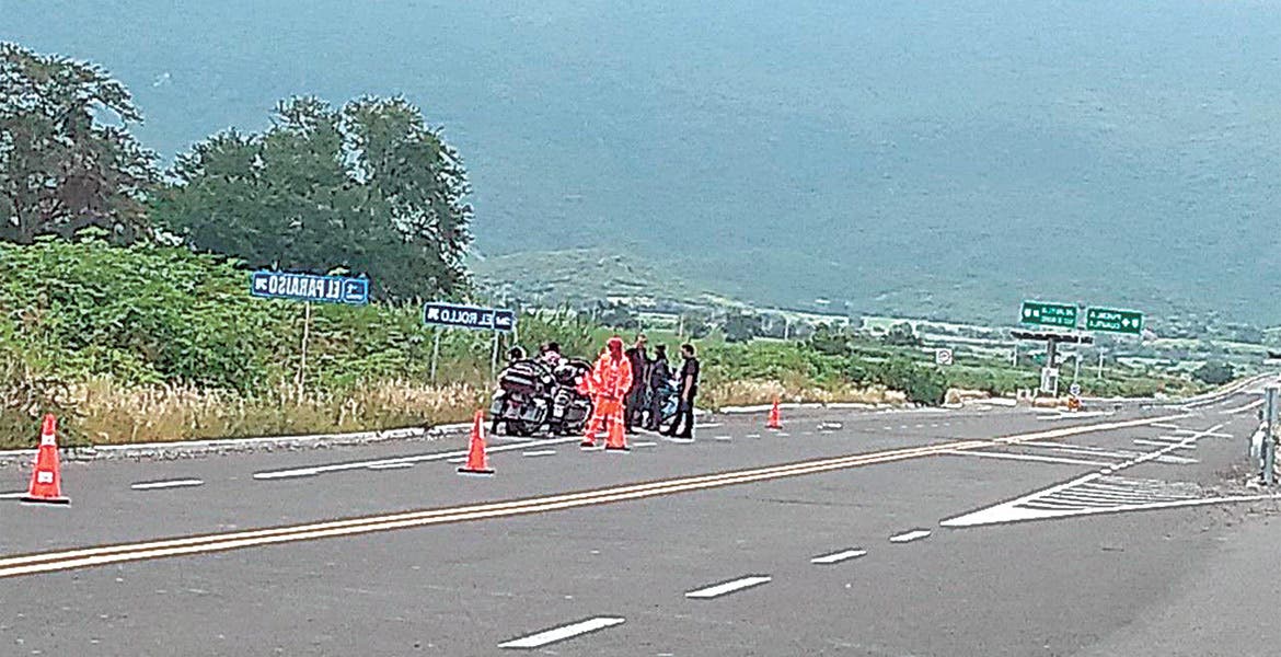 Provocan baches accidente en Autopista Siglo XXI, en Morelos
