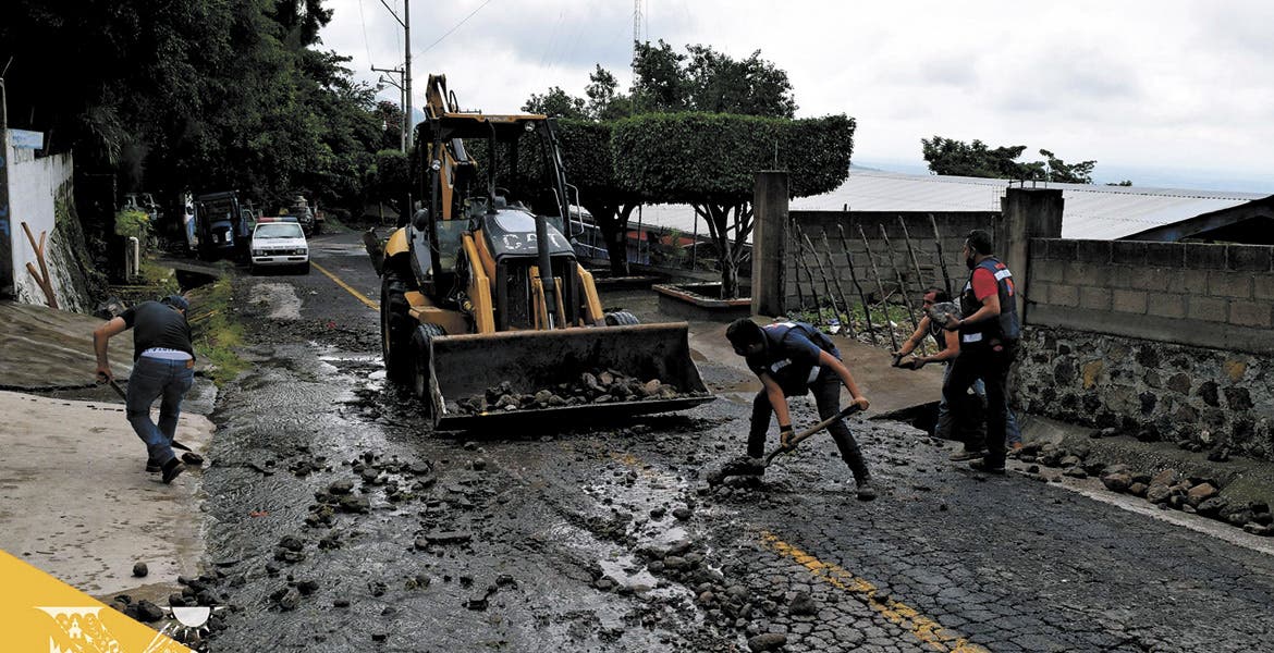 Atienden deslaves en carretera de Miacatlán