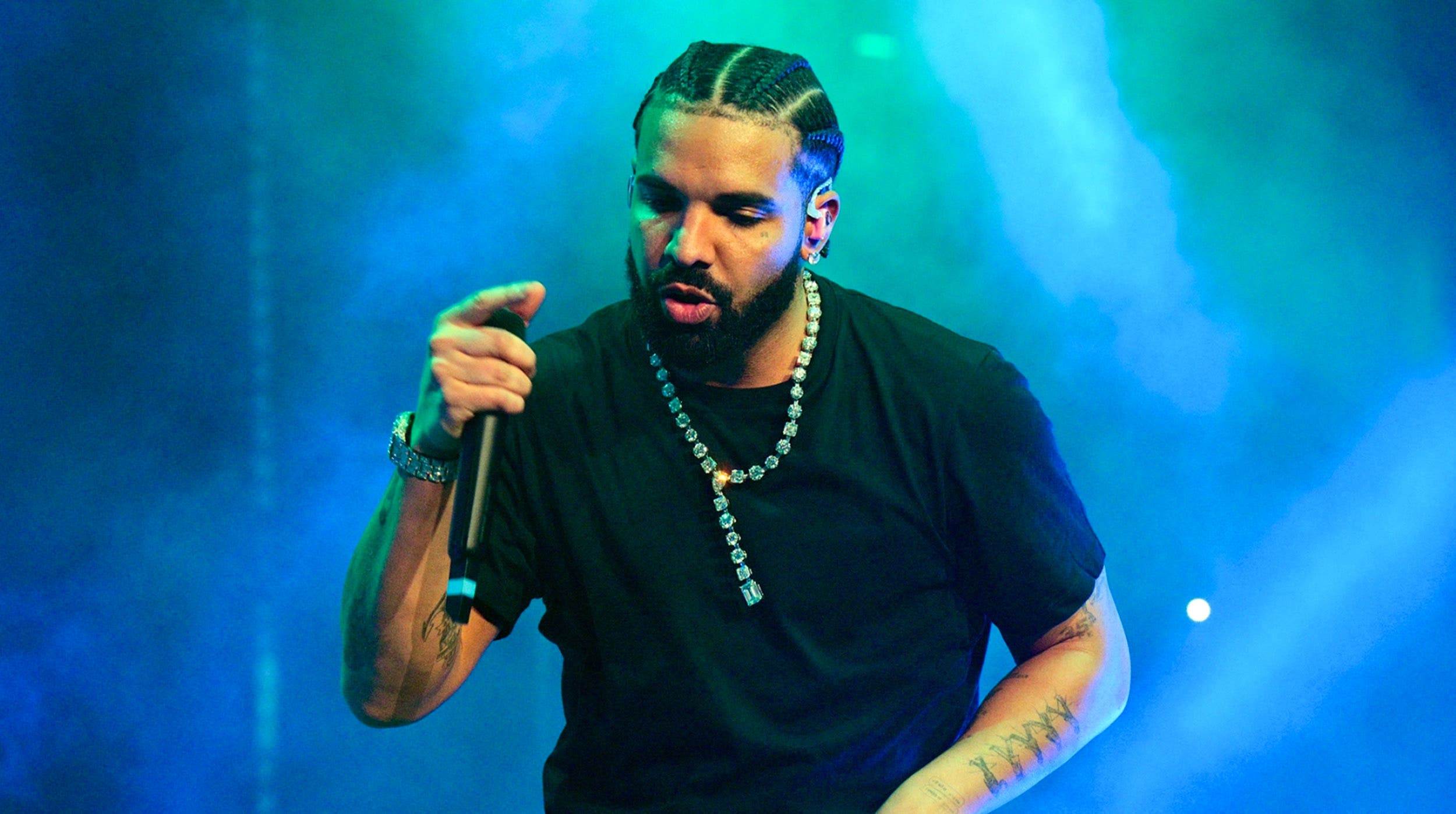 Drake da 60 mil dólares a fan que gastó sus ahorros para llevar a su novia y ella lo terminó
