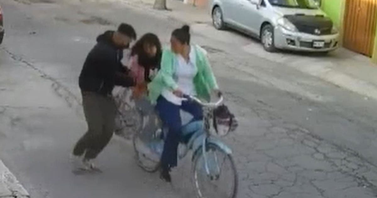 VIDEO: Mujer defiende a su hija de un intento de secuestro 