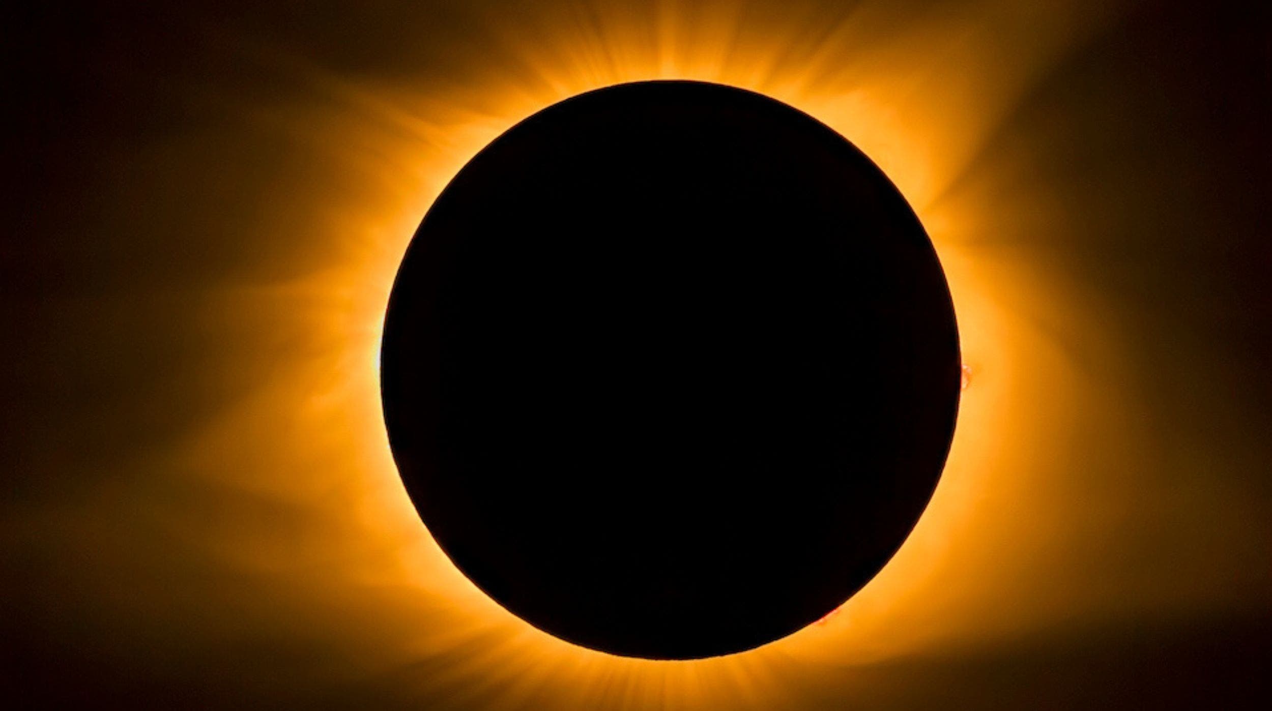 Время солнечного затмения завтра. Солнечное затмение 4 декабря 2021. Солнечное затмение корона солнца. Полное солнечное затмение корона. Солнечное затмение Солнечная корона.