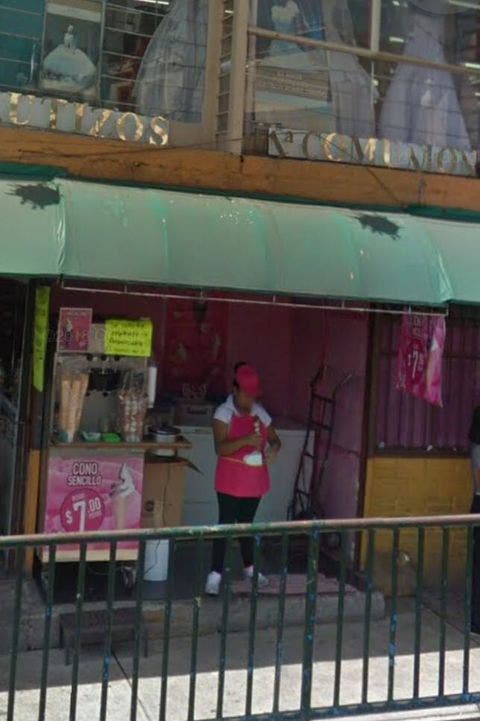 Las fotos son más que elocuentes. Evidencian la poca o nula higiene en la manera en que se almacena el helado, pues es posible ver incluso algunas cucarachas en los despachadores de la máquina.