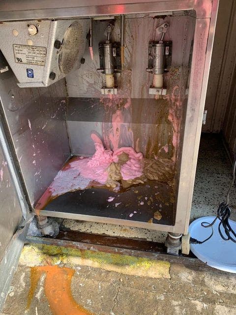 Las fotos son más que elocuentes. Evidencian la poca o nula higiene en la manera en que se almacena el helado, pues es posible ver incluso algunas cucarachas en los despachadores de la máquina.