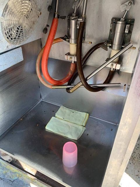 Las fotos son más que elocuentes. Evidencian la poca o nula higiene en la manera en que se almacena el helado, pues es posible ver incluso algunas cucarachas en los despachadores de la máquina.