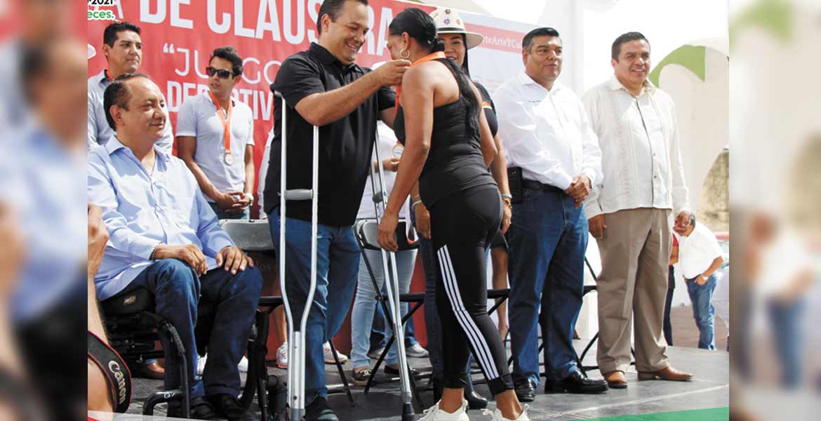 Impone medallas alcalde de Xochitepec a profesores ganadores - Diario de Morelos