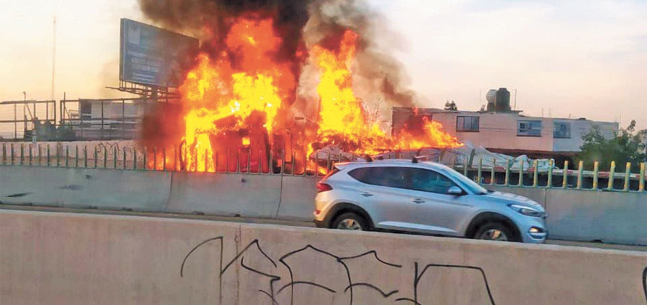 Arde tráiler en Paso Express Cuernavaca; sin víctimas que lamentar