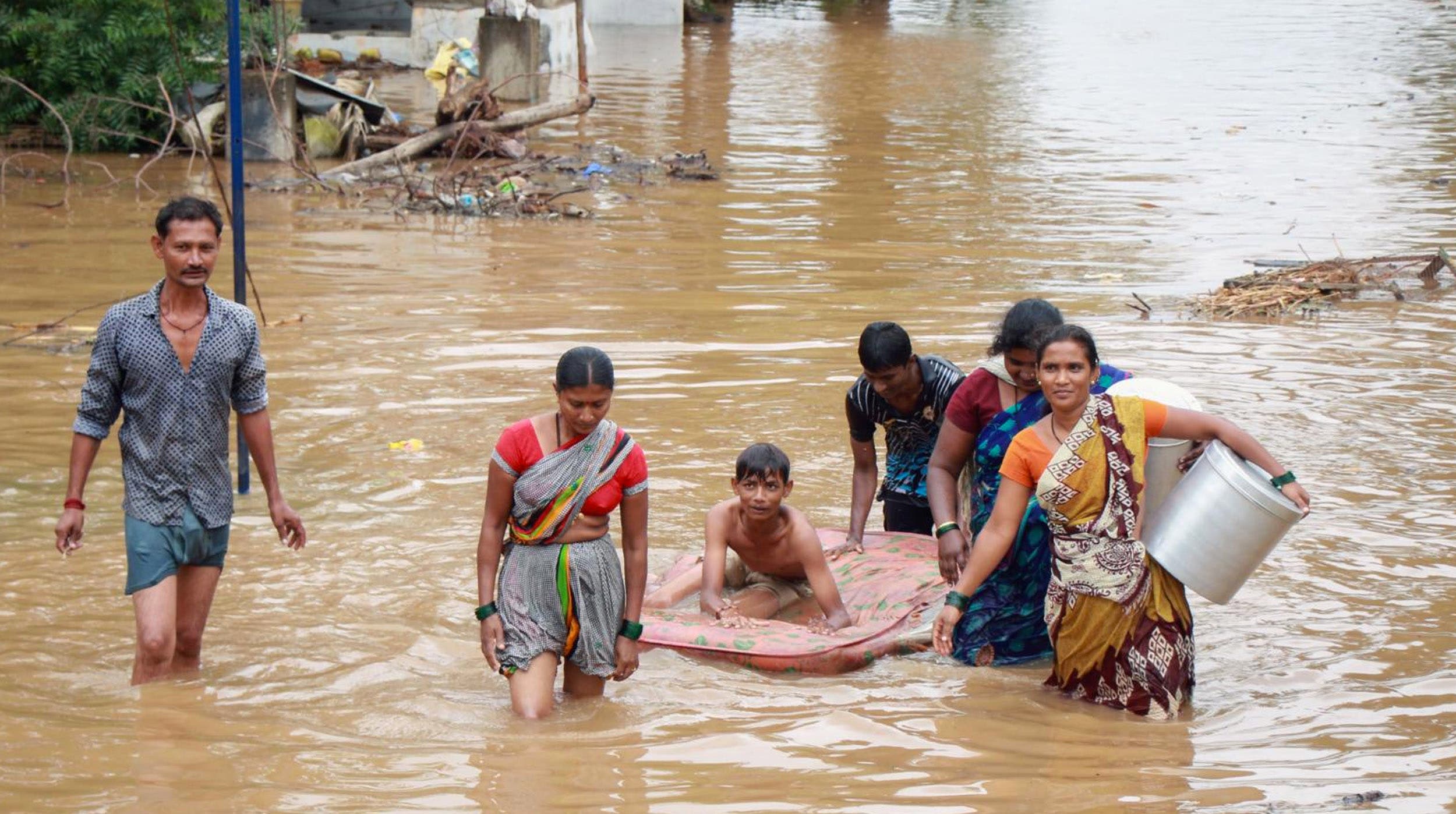 Бангладеш климат. Bangladesh is often under from flooding. Люди в бангладеш добрые и счастливые. Bangladesh is often under from flooding. Плавающие дома в бангладеше.