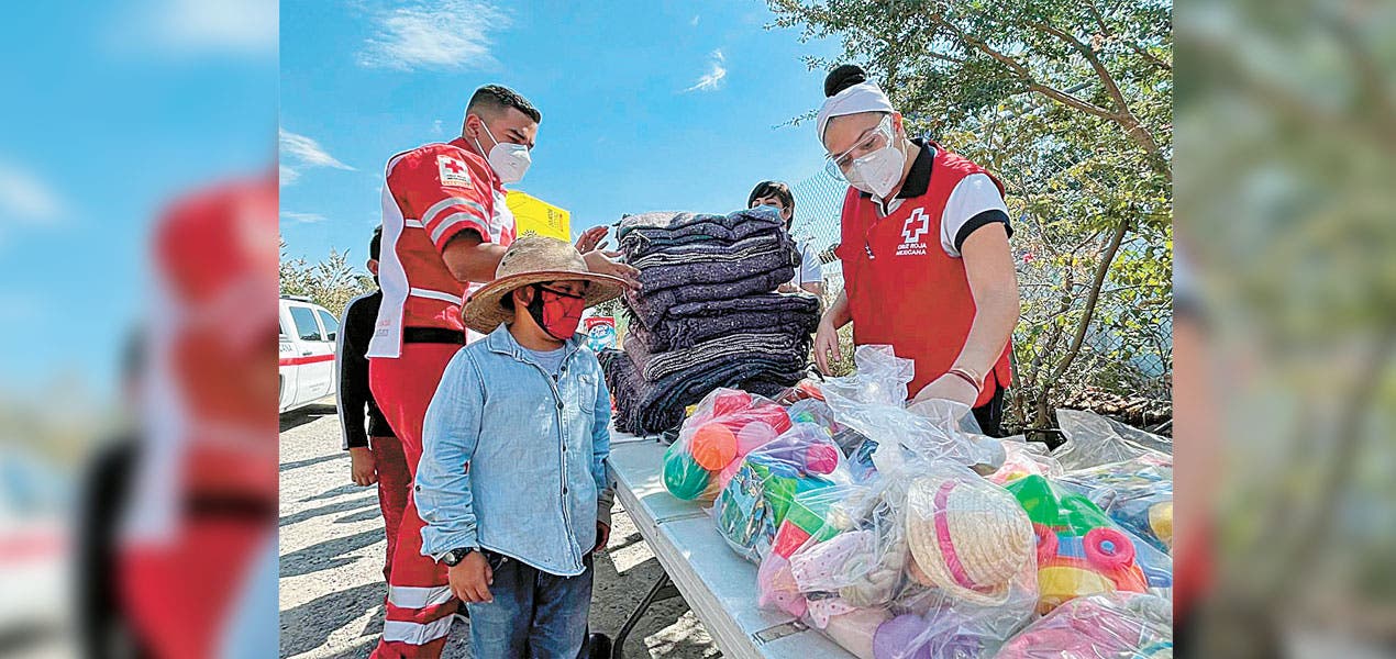 Entregan voluntarias de la Cruz Roja juguetes en zonas apartadas