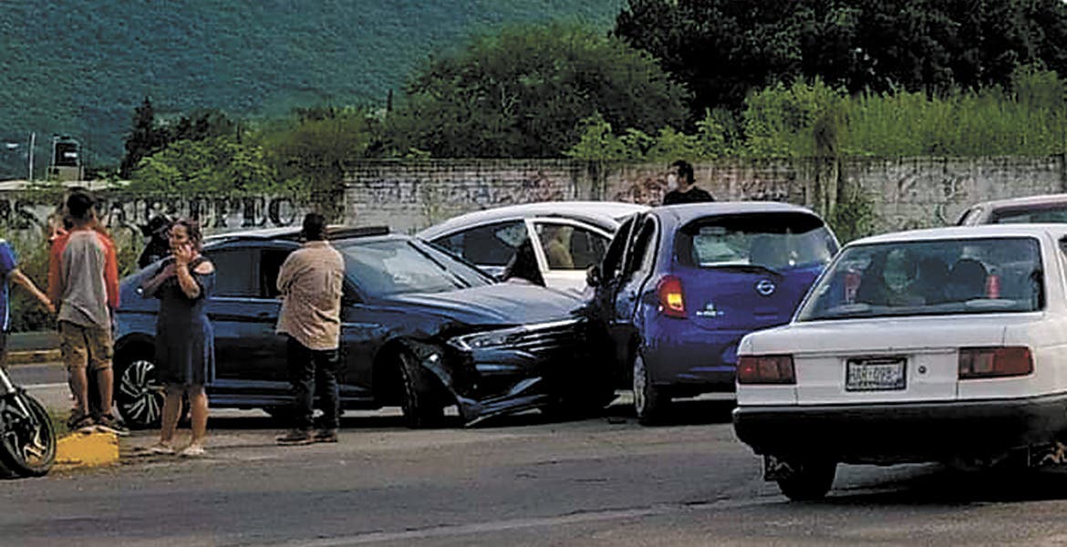 Encontronazo. Así quedaron los vehículos tras chocar en la carretera federal Cuautla-Cuernavaca, a la altura de Atlihuayán.