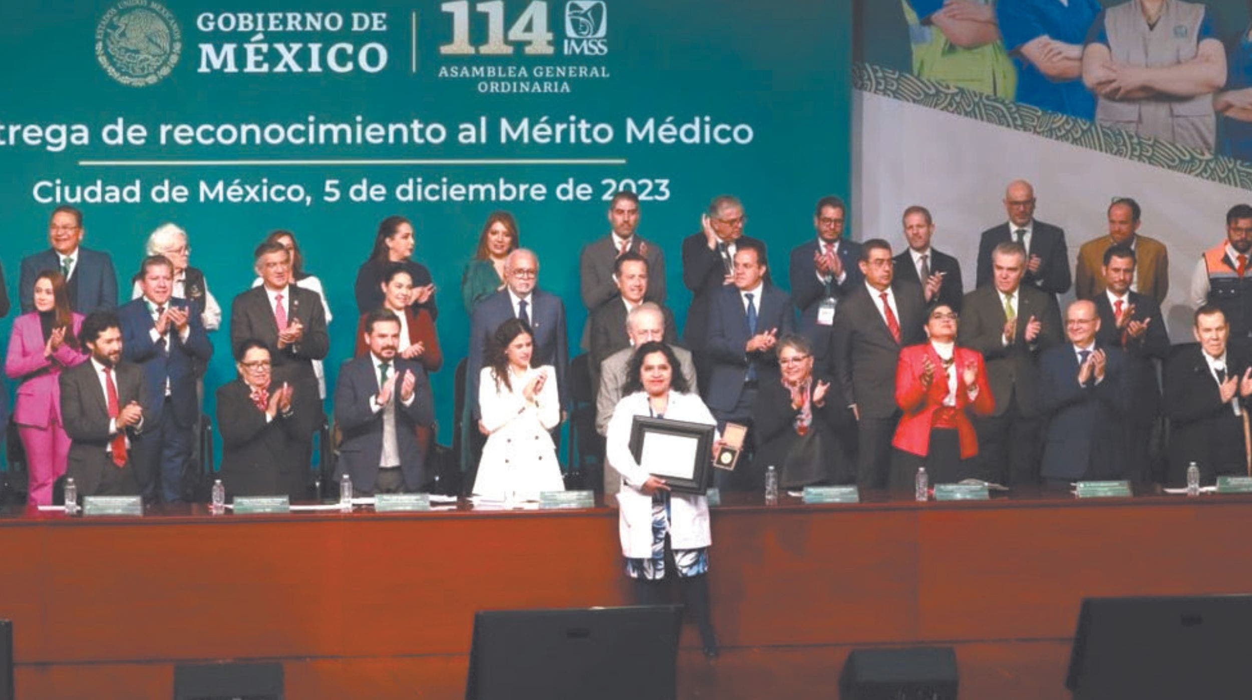 Acude Cuauhtémoc Blanco a entrega de Mérito Médico