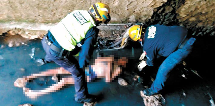 Ayuda. Un indigente que padece de sus facultades mentales fue rescatado por paramédicos, tras caer a un canal de aguas negras.