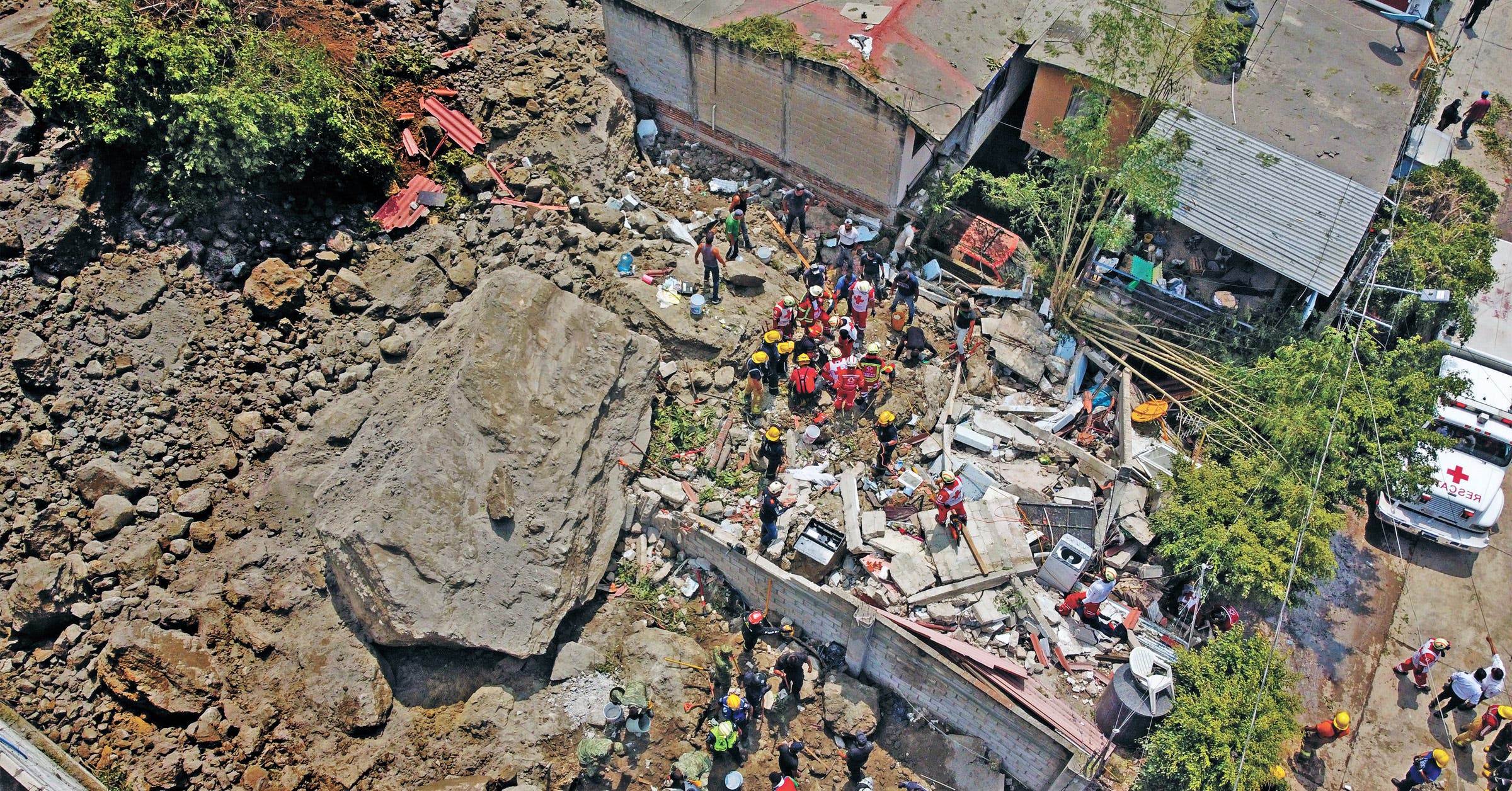 Mueren sepultadas madre y sus dos hijas tras derrumbe en Cuernavaca