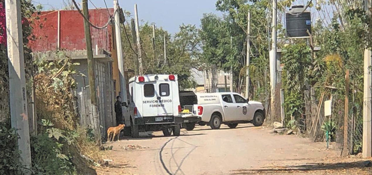 Asesinan a asaltante en Jiutepec; lo amarran a poste y golpean