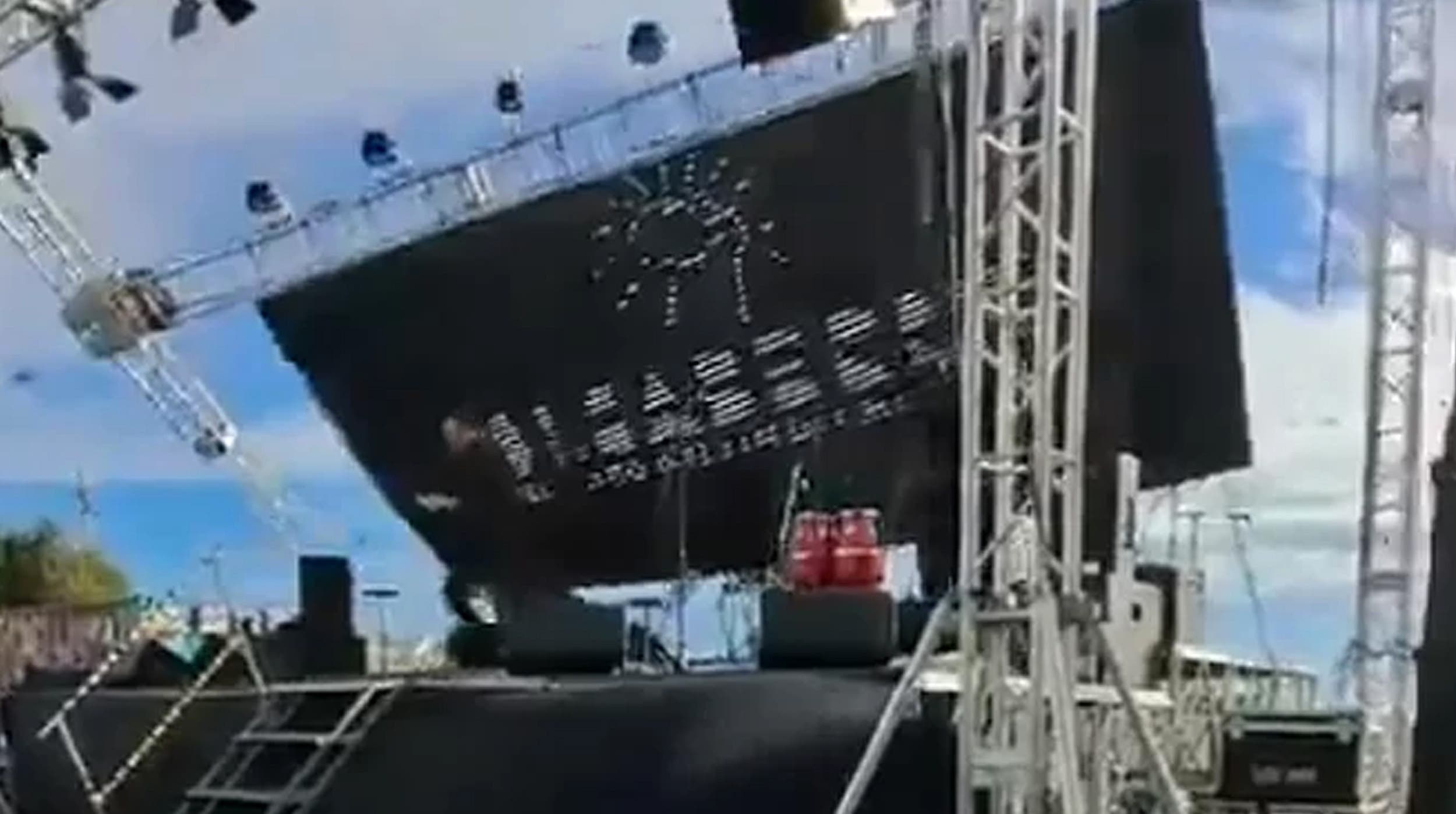 Cae pantalla gigante sobre el escenario durante el show de magia en Chile