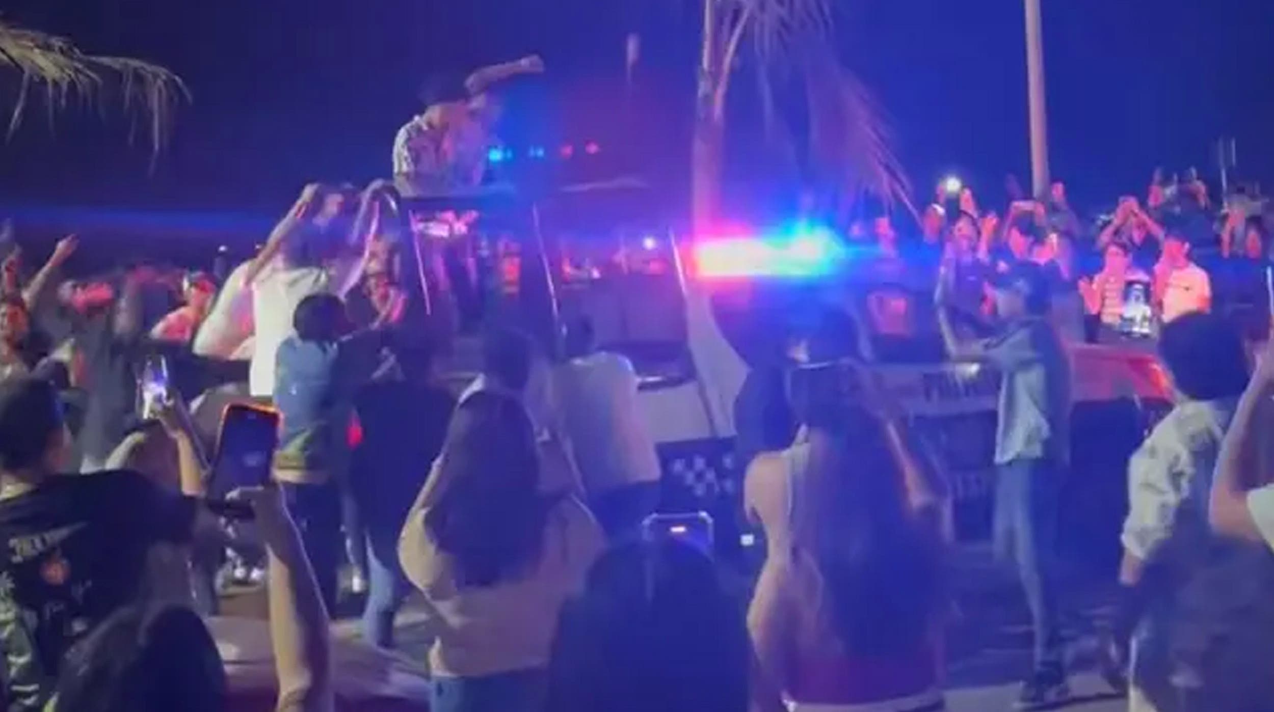 VIDEO: Se suben jóvenes a bailar a patrulla de Policía Estatal