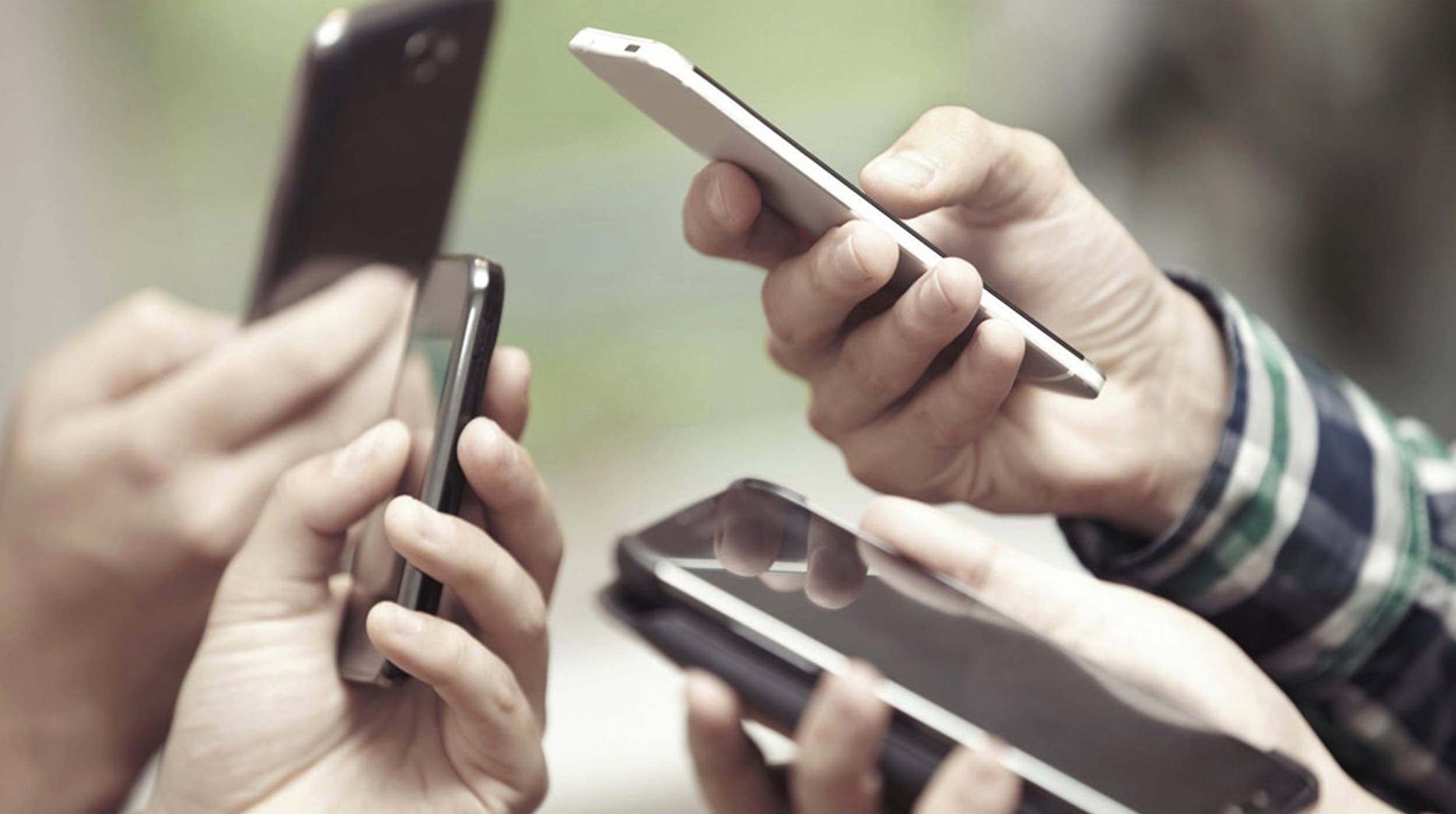 Revela estudio que celulares pueden escuchar conversaciones aún estando apagados.