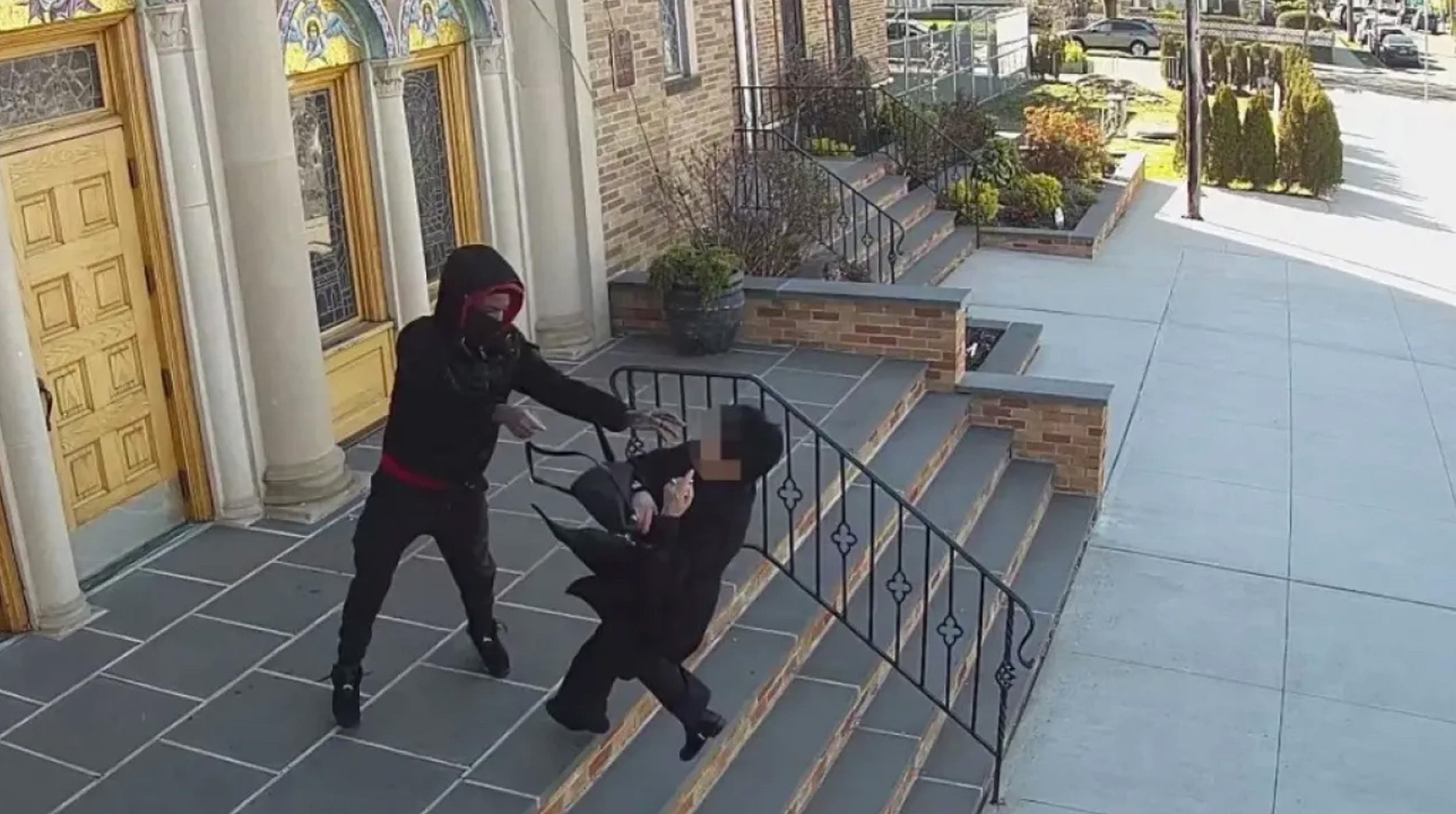 VIDEO: Joven empuja a mujer de 68 años por las escaleras de una iglesia para robarle