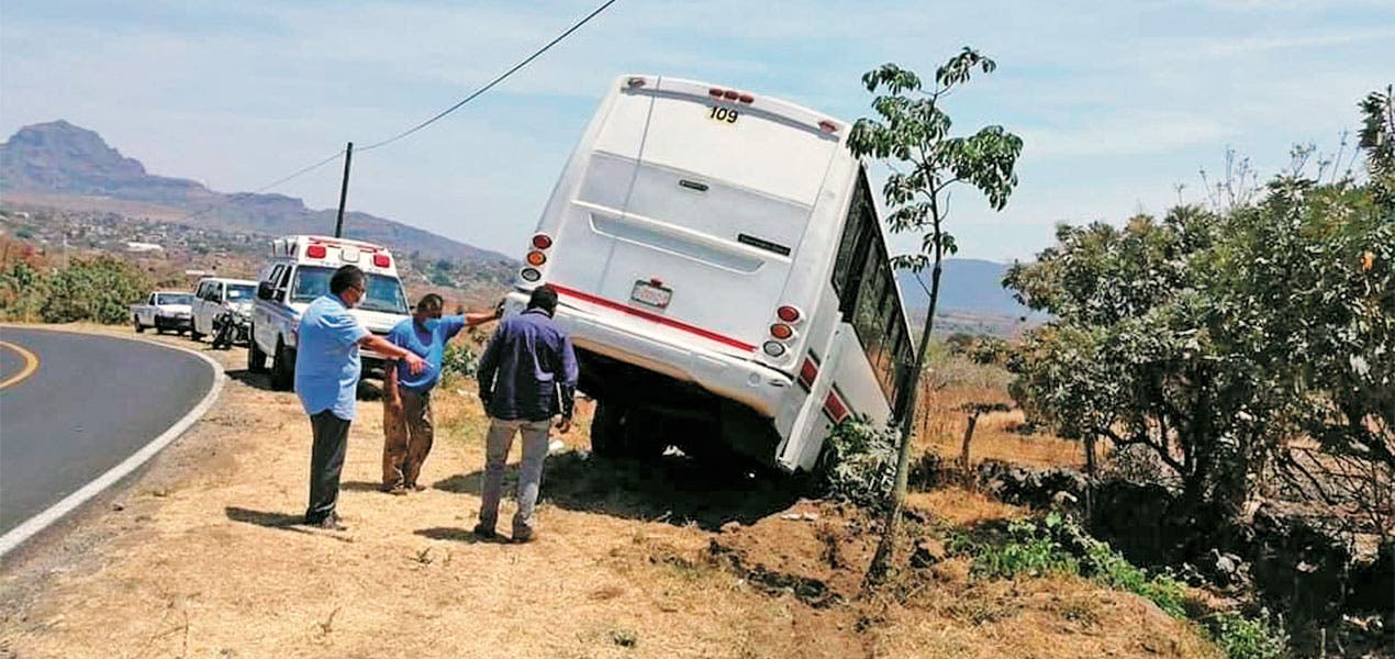 Autobús sufre falla en frenos en Tepoztlán Morelos