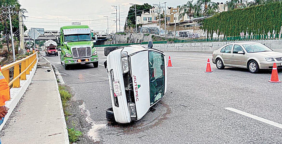 Abandonan taxi volcado en la autopista México-Acapulco
