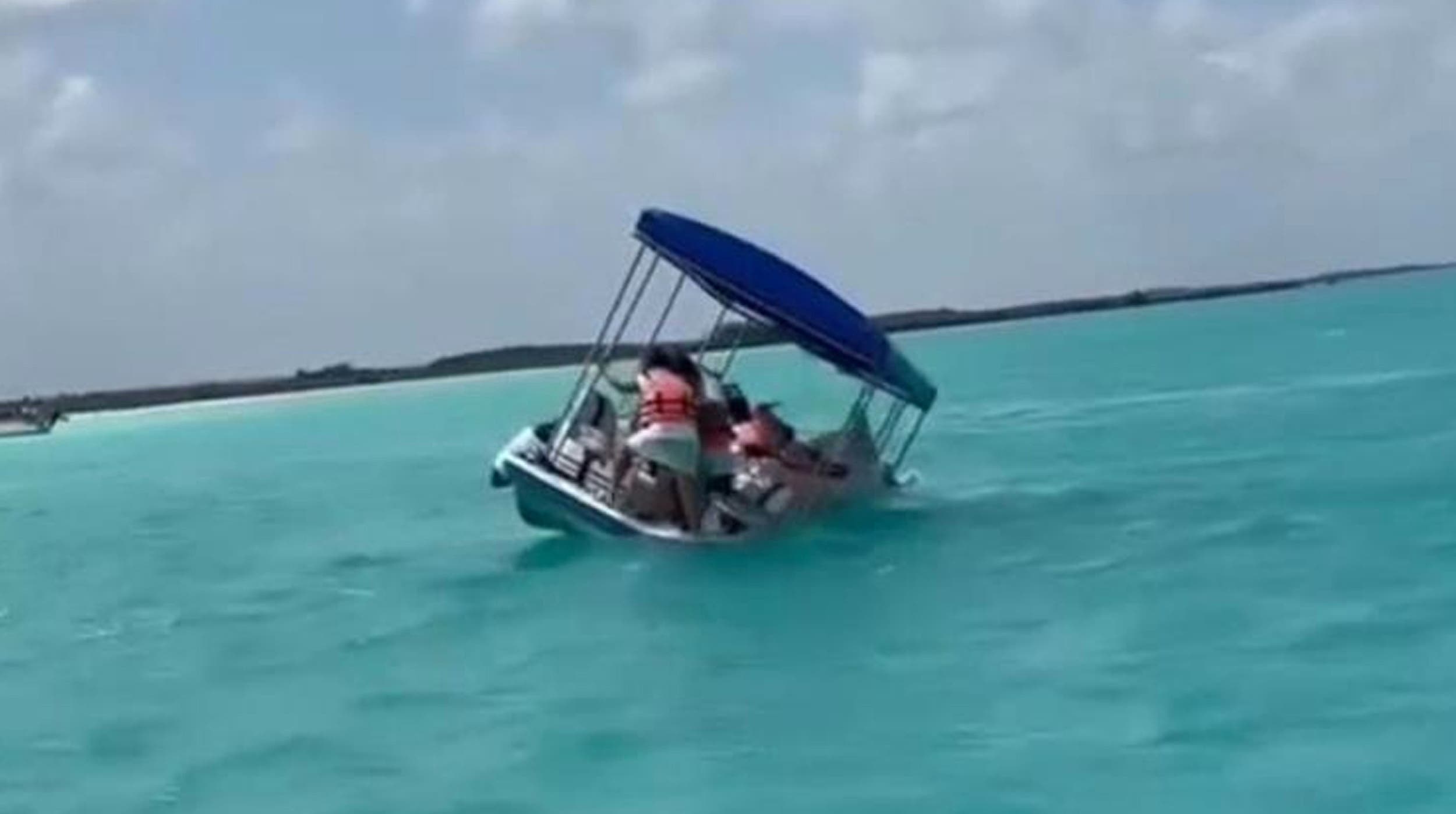 VIDEO: Se hunde embarcación con todo y turistas en Bacalar