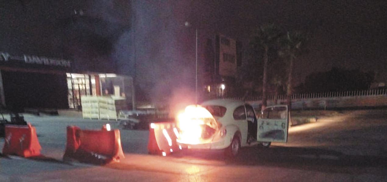 Arde vocho en el Paso Express Cuernavaca